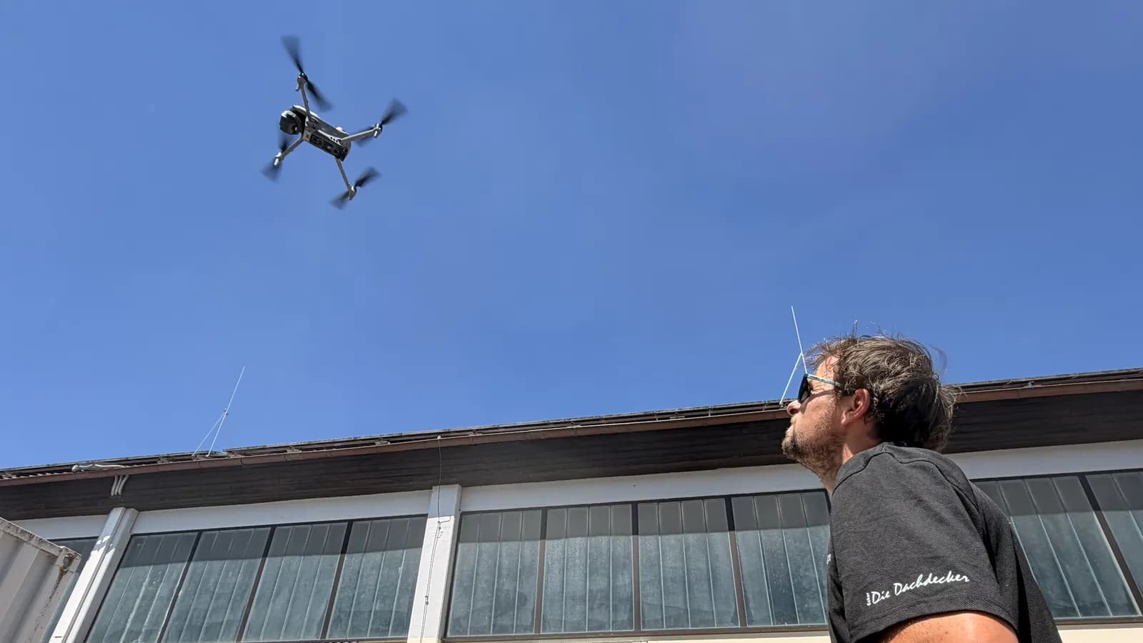 Dachdecker fliegt seine eigene Drohne zur Gebäudeerfassung — selbst erfassen mit PixGruppe