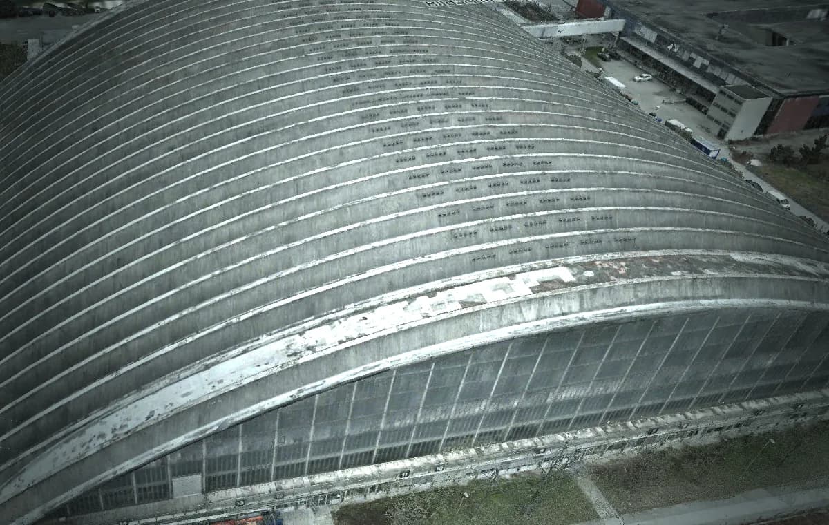 3D-Mesh eines Hallendachs in PixAtlas — Schäden als Marker verortet und nach Schweregrad markiert