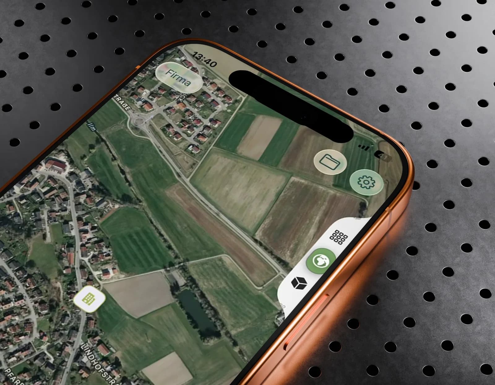 PixAtlas App: Satellitenkarte mit Gebäude-Pin, Ebenen-Schalter am rechten Rand